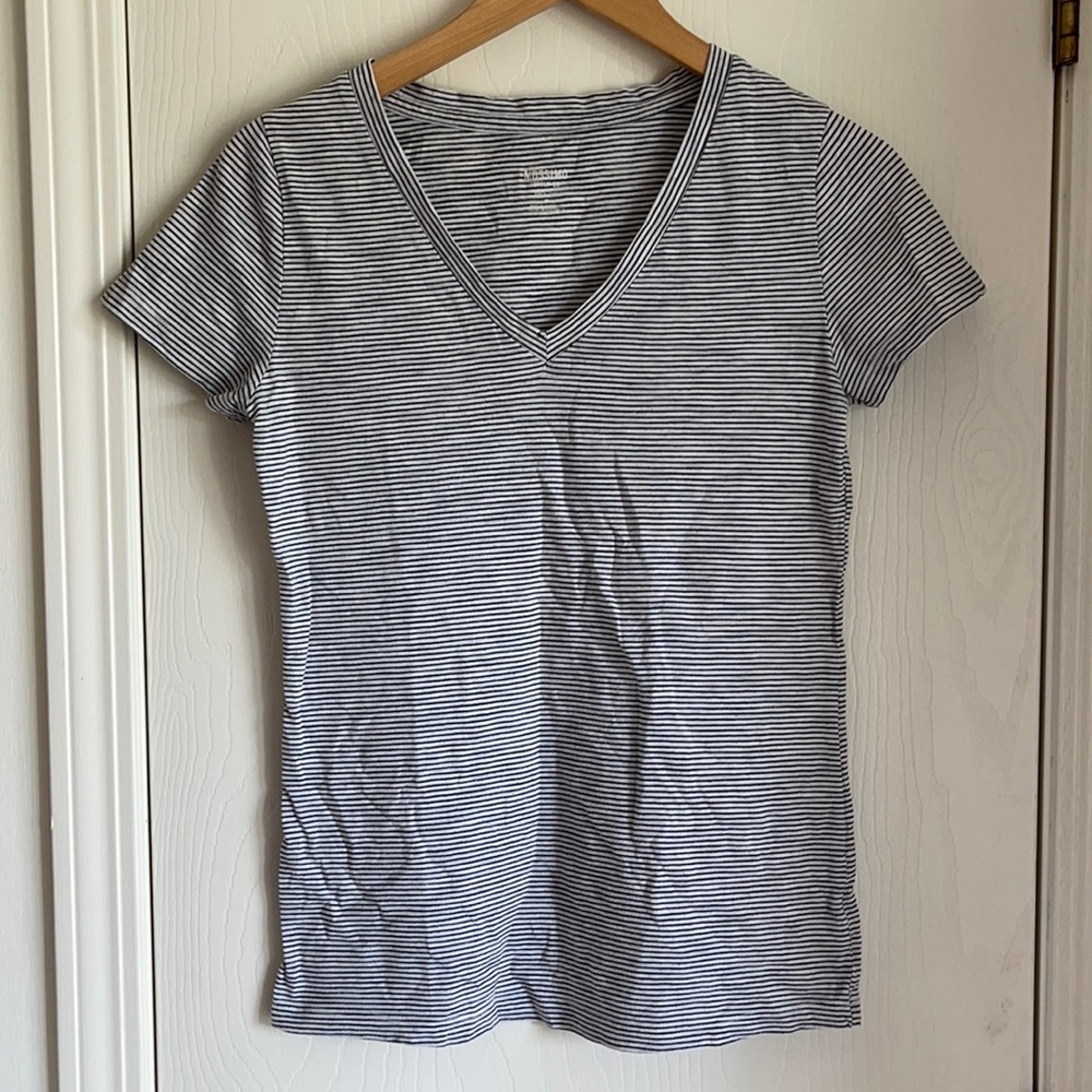 Mossimo size med black and white shirt sleeve